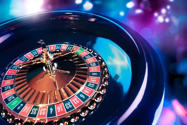 Multilingual fokus11 dealer greeting players in English and Indonesian at live blackjack table